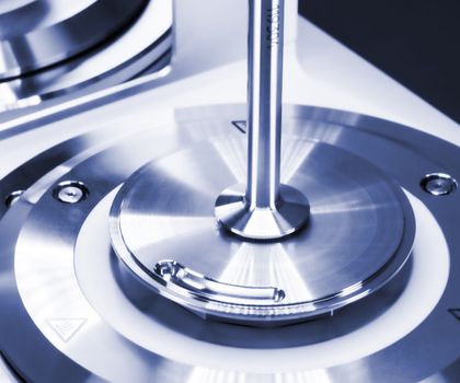 Untere Messplatte des Modular Compact Rheometer (MCR) von Anton Paar mit einer speziellen Rille Untere Messplatte des Modular Compact Rheometer (MCR) von Anton Paar