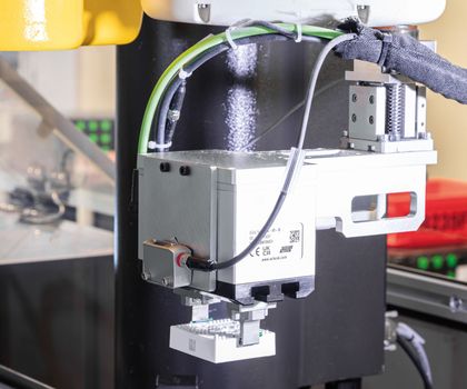 Bauteile-Handhabung: Smarter Universalgreifer für die Leistungselektronik Bauteile-Handhabung: Smarter Universalgreifer für die Leistungselektronik