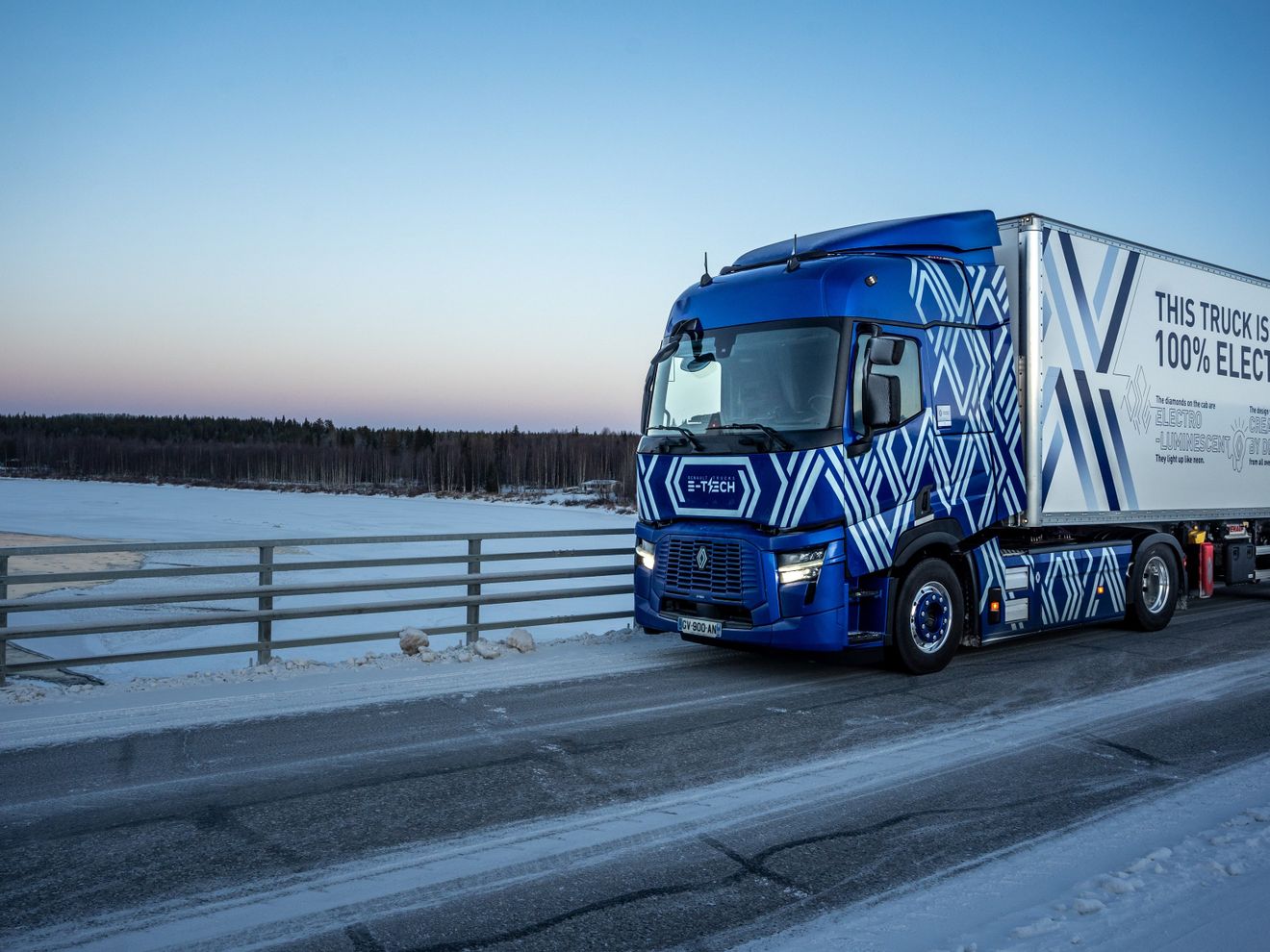 Der Renault E-Tech T während seiner Fahrt im Winter Der Renault E-Tech T während seiner Fahrt im Winter
