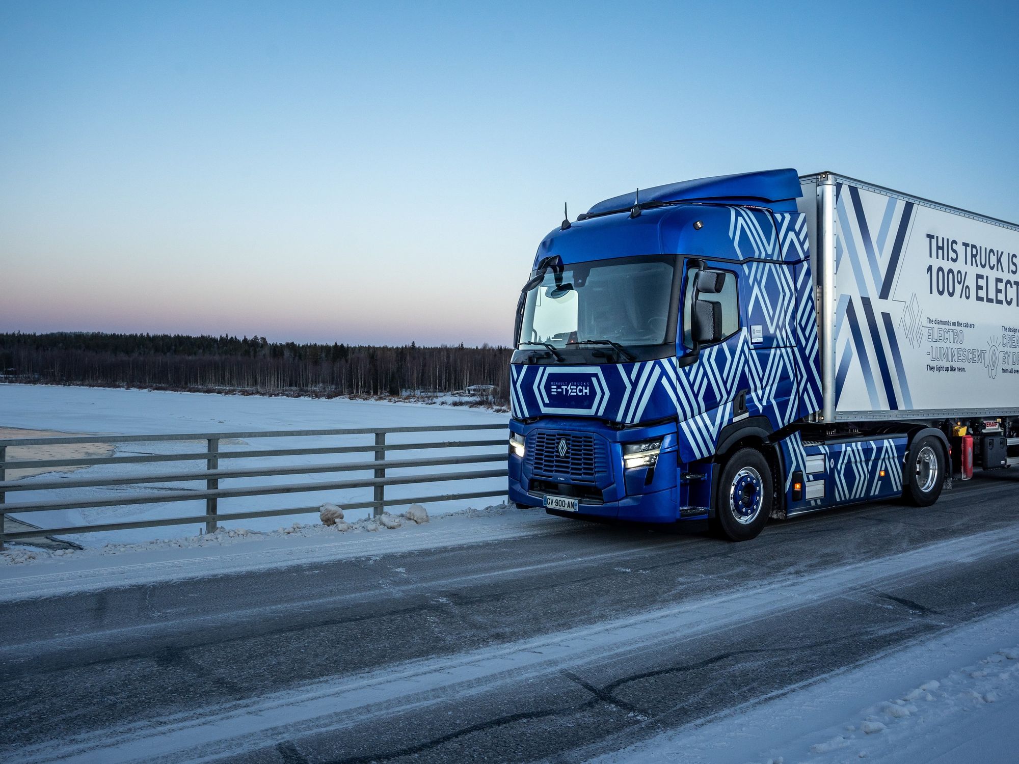 Der Renault E-Tech T während seiner Fahrt im Winter