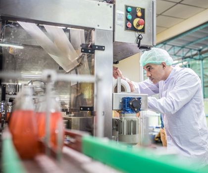 Labormitarbeiter bei der Lebensmittelanalyse in der Produktion