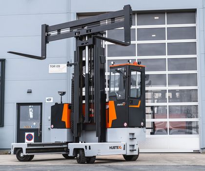 Elektro-Mehrwege-Seitenstapler: Langgut innen und außen bewegen Elektro-Mehrwege-Seitenstapler: Langgut innen und außen bewegen