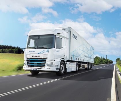 DAF Trucks und TotalEnergies - Dekarbonisierung des Straßentransports Ein DAF XD Electric im Einsatz auf der Straße