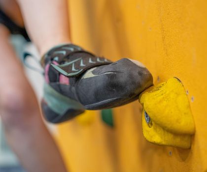 Kletterschuh in Nahaufnahme beim Klettern in einer Kletterhalle