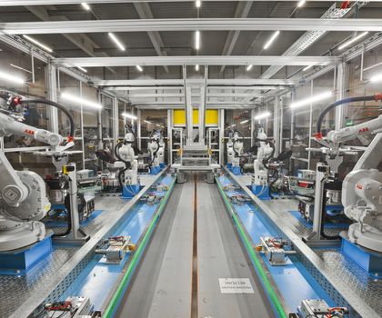 Automatisierung: 40 Sekunden für zwei Türverkleidungen Automatisierung: 40 Sekunden für zwei Türverkleidungen