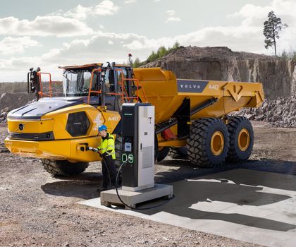 Ein elektrischer Muldenkipper Ein elektrischer Muldenkipper von Volvo CE beim Laden