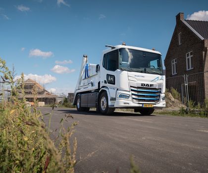DAF Trucks Ein Bau-Lkw von DAF Trucks in Weiß, der beladen eine Baustelle verlässt