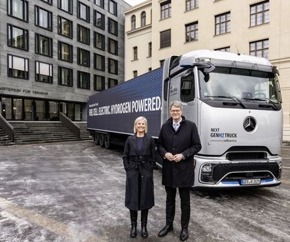 Karin Rådström, CEO Daimler Truck, und Patrick Schnieder, Bundesminister für Verkehr, mit dem Mercedes-Benz NextGenH2 Truck. Karin Rådström, CEO Daimler Truck, und Patrick Schnieder, Bundesminister für Verkehr, mit dem Mercedes-Benz NextGenH2 Truck.