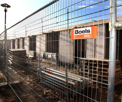 Ein Bauzaun von Boels Rental, der eine Baustelle sichert.