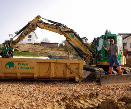 Der SV100 in gelber Lackierung auf der Baustelle von Graf