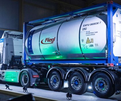 Fliegl Ein Sattelzug von Fliegel vor einer Werkshalle