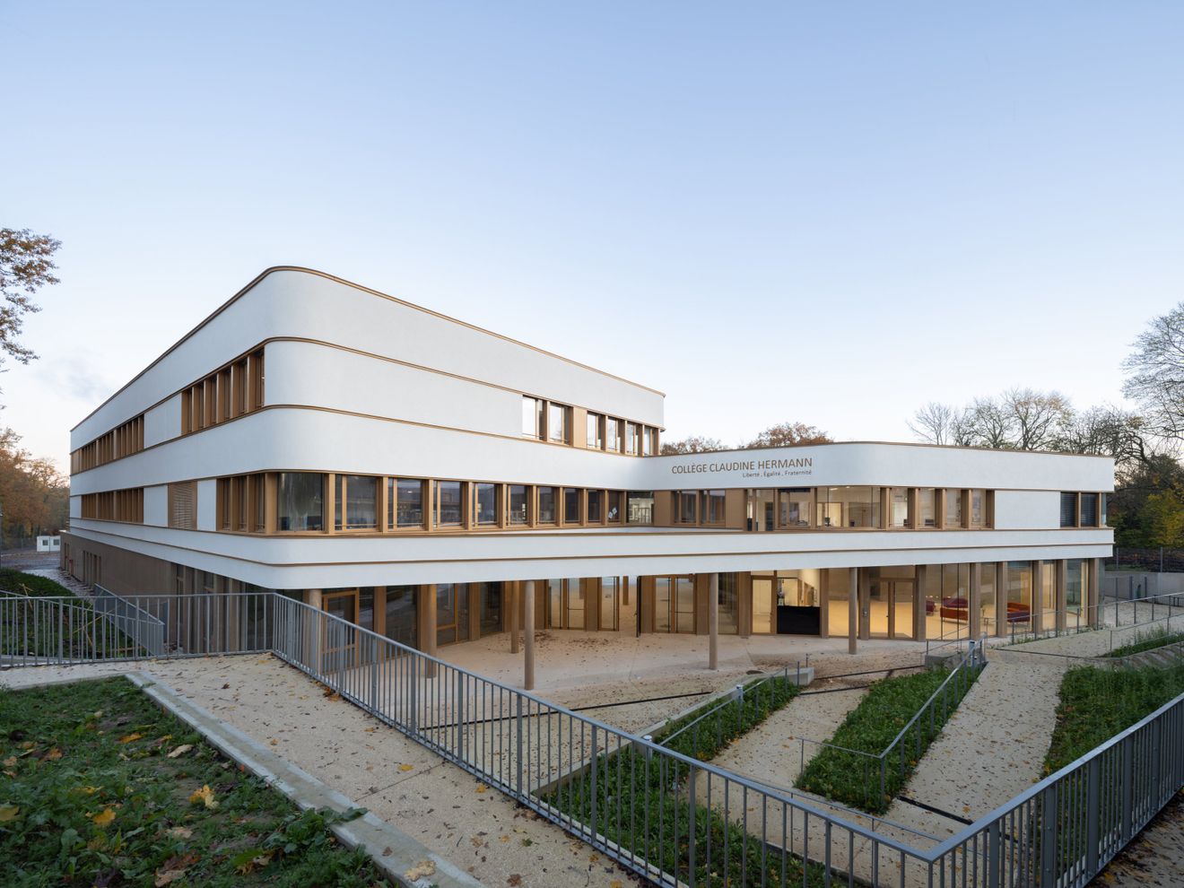Schule „Collège Claudine Hermann" in Massy Schule „Collège Claudine Hermann" in Massy
