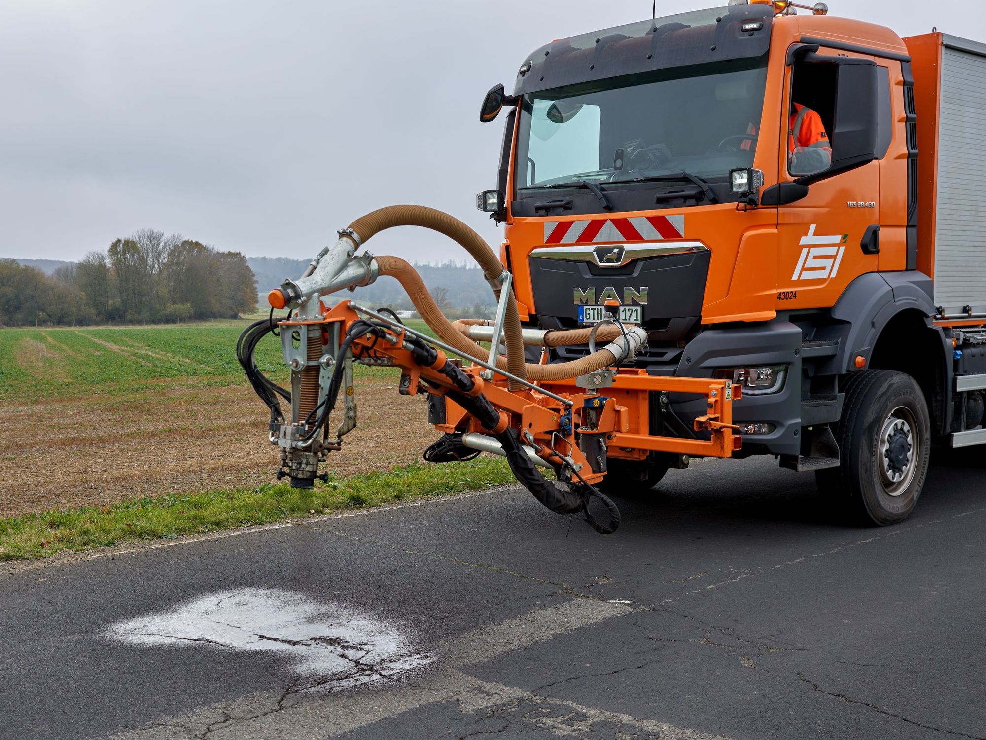 Nach der Reinigung sprüht der Schäfer-Technic Blow Patcher als erstes Bindemittel auf die Schadstelle.