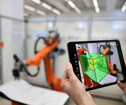 Robotik und Werkzeugmaschinen: Von Entgratung bis Transport Robotik und Werkzeugmaschinen: Von Entgratung bis Transport