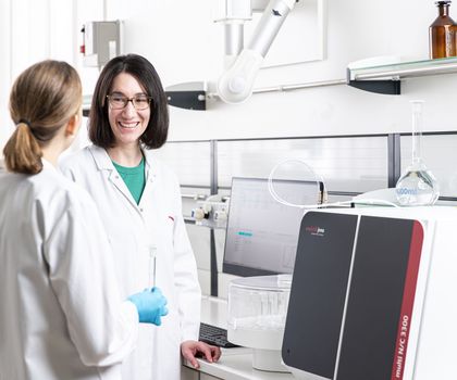 Produkt des Jahres 2025 - Kategorie Analytik: TOC-Analysatorserie multi N/C x300 Zwei Labormitarbeiterinnen vor einem TOC-Analysator