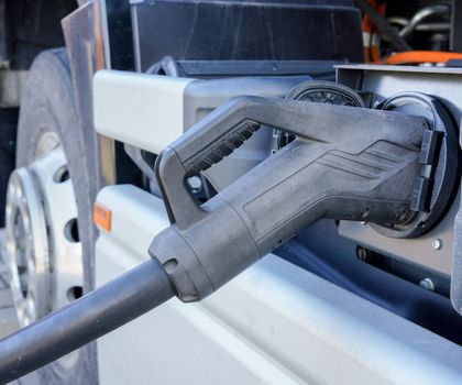EIB hilft bei der Dekarbonisierung EIB hilft bei der Dekarbonisierung
