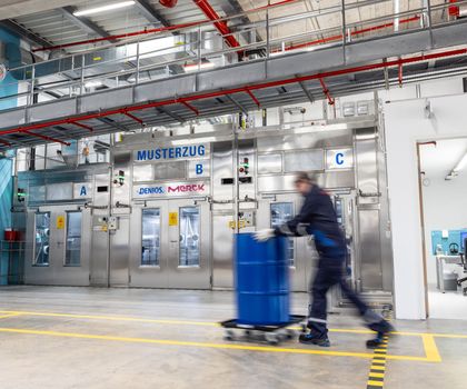 Musterzug-Bereich bei Merck Der Musterzug-Bereich bei Merck in Schnelldorf ist in drei Funktionsbereiche unterteilt, die auf die Anforderungen und Gefahrgutklassen der jeweiligen zu beprobenden Stoffe ausgelegt sind.