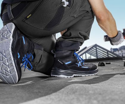 Albatros Schuhe Ein Bauarbeiter trägt Alabtros-Schuhe auf der Baustelle.