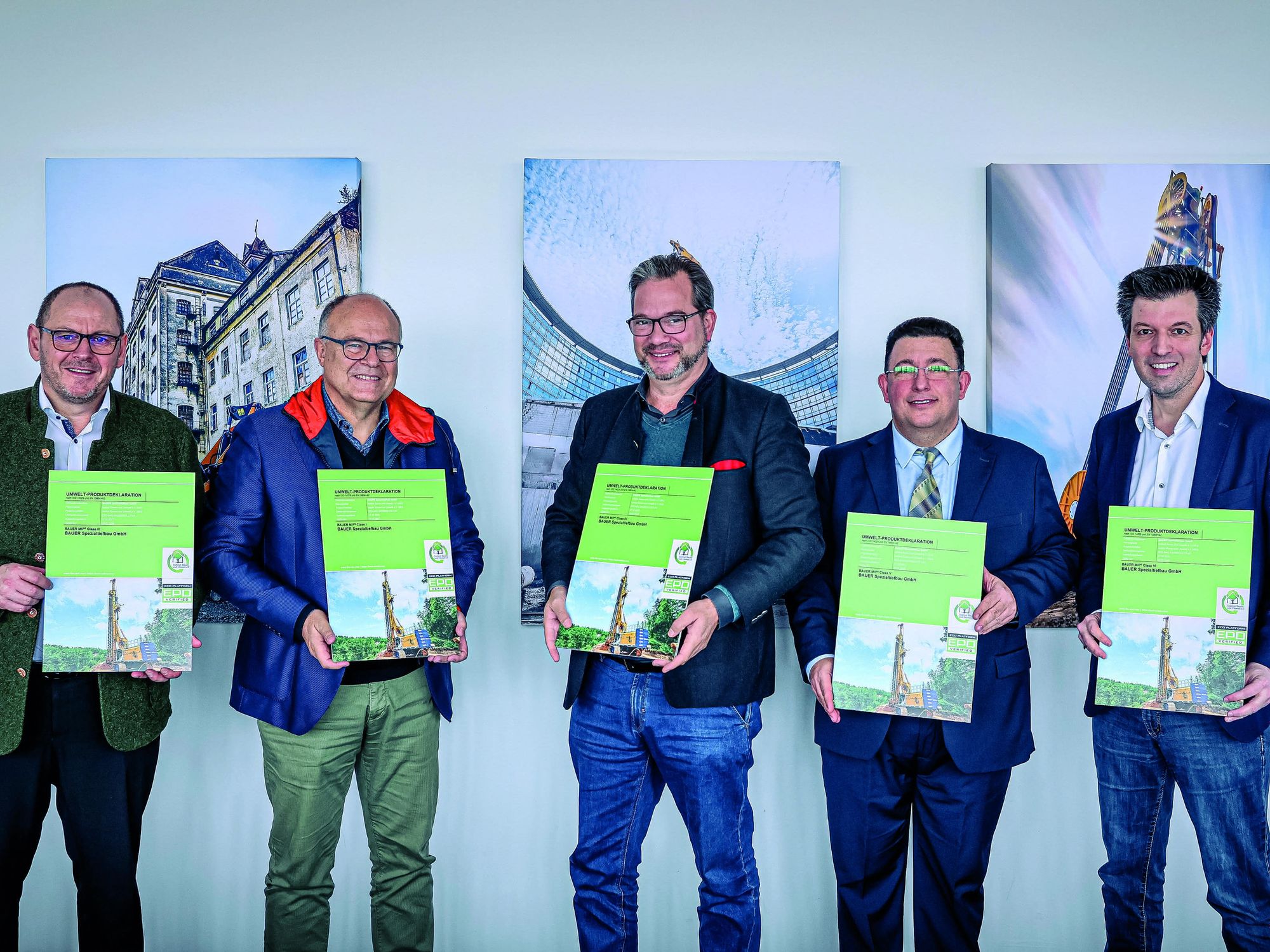 Die Vertreter von Bauer mit den Urkunden