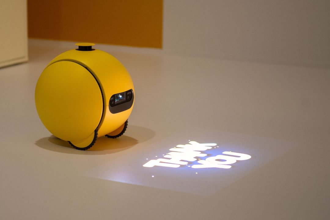 Samsung demonstriert am Rande der Technik-Messe CES den Haushalts-Roboter Ballie AI. Er kann mit Menschen kommunizieren und hat einen Projektor.