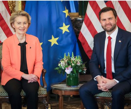 Die Präsidentin der Europäischen Kommission Ursula von der Leyen und der US-Vizepräsident JD Vance posieren während eines bilateralen Treffens im Elysee Palast, während einer Veranstaltung am Rande des Aktionsgipfels für künstliche Intelligenz.