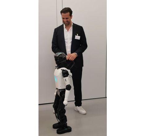 Wenn Roboter Routineaufgaben im Klinklabor übernehmen Wassim Saeidi, CEO der United Robotics Group, mit dem Humanoiden Roboter 'uMe'.