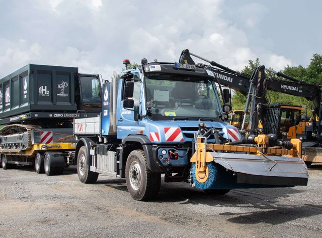 Mercedes-Benz Special Trucks und Mörtlbauer präsentieren ihre beiden Fahrzeug-Prototypen mit Wasserstoff-Verbrennungsmotor Unimog trifft Raupe: Erfolgreiches Entwicklungsprojekt für Wasserstoff-Verbrennungsmotoren