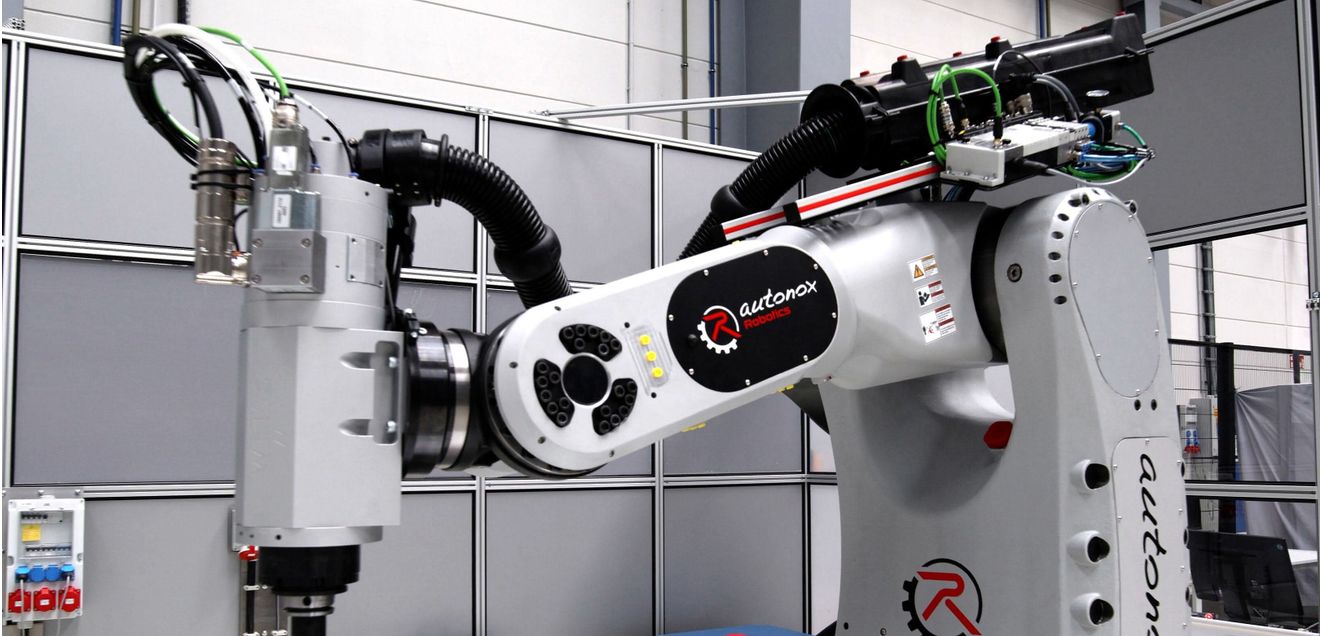 Milling robots in transition: Precision thanks to Siemens control and spindle technology from Weiss Spindle Technology The robot/milling combination is mobile and can, for example, carry out maintenance work on the workpiece on site.