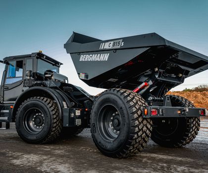 Bergmann Dumper Ein neuer Dumper von Bergmann in schwarzer Lackierung auf einer Baustelle