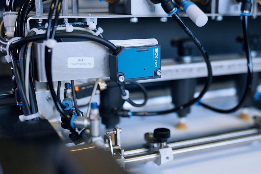Automatische Buchproduktion: Laser-Sensorik optimiert Fotobuchfertigung