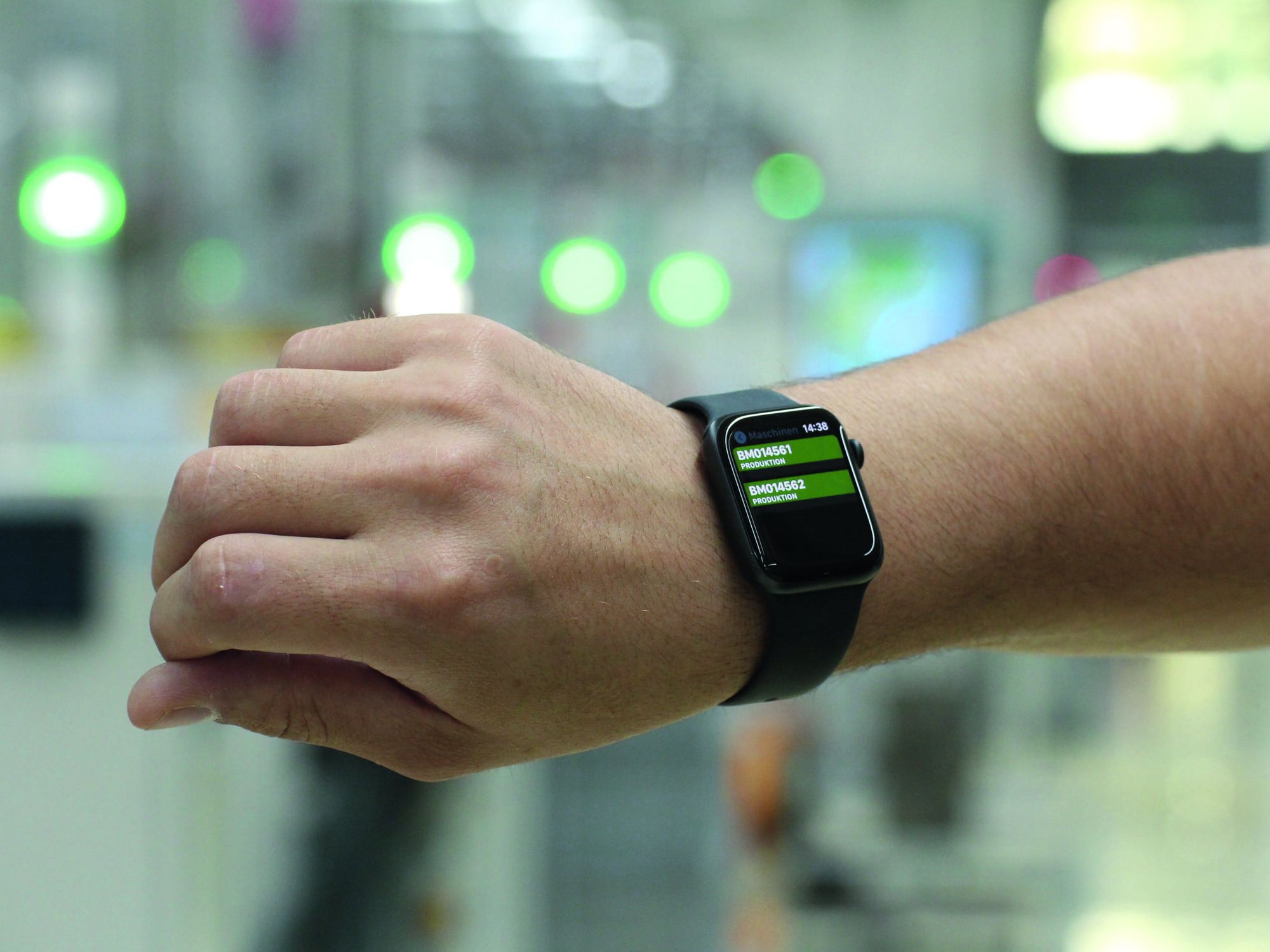Die App auf der Smartwatch ermöglicht einen schnellen Zugriff auf Produktionsdaten und Benachrichtigungen direkt im Arbeitsablauf. Die App auf der Smartwatch ermöglicht einen schnellen Zugriff auf Produktionsdaten und Benachrichtigungen direkt im Arbeitsablauf.