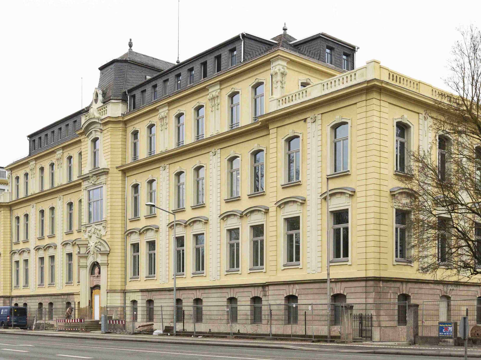 Forschungslaborgebäude in Würzburg eröffnet: Moderne Labore in denkmalgeschütztem Altbau Gebäudeansicht von außen