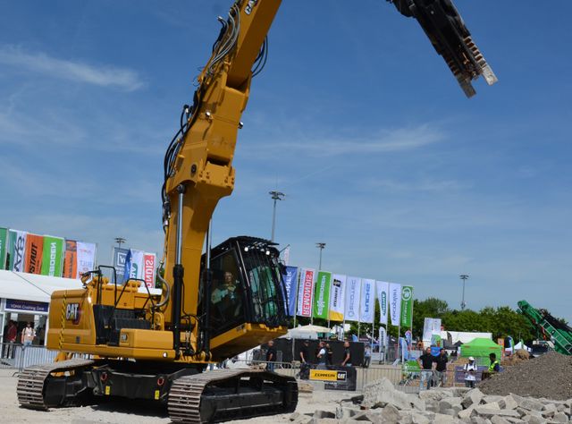 Cat Kettenbagger 330 UHD erweitert Einsatzspektrum im urbanen Rückbau