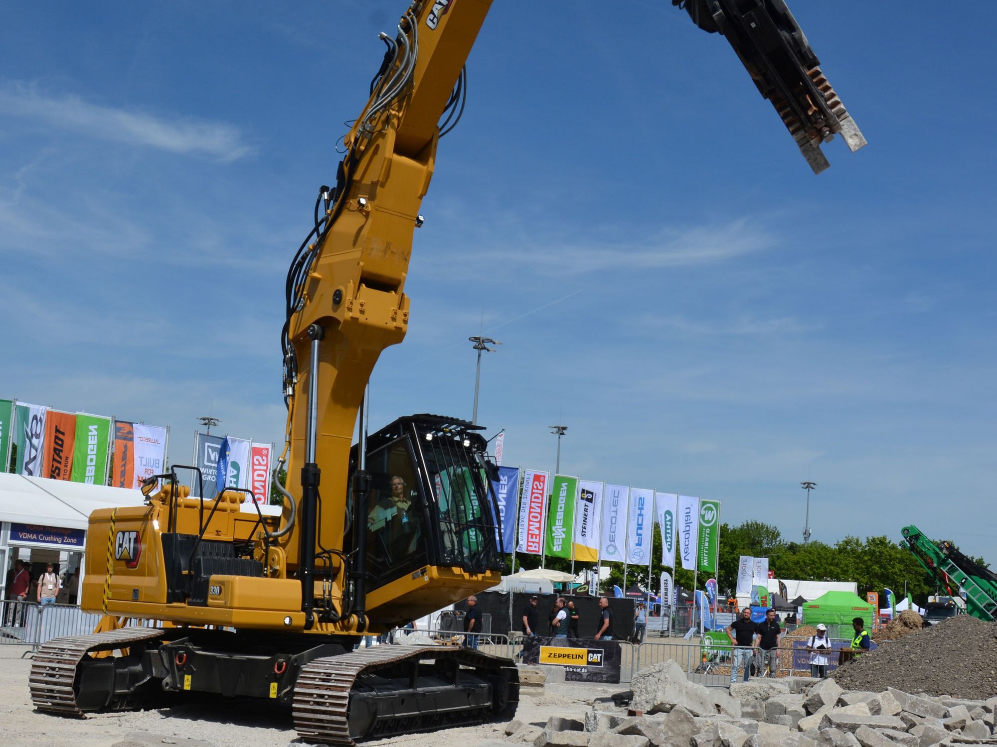 Cat Kettenbagger 330 UHD erweitert Einsatzspektrum im urbanen Rückbau