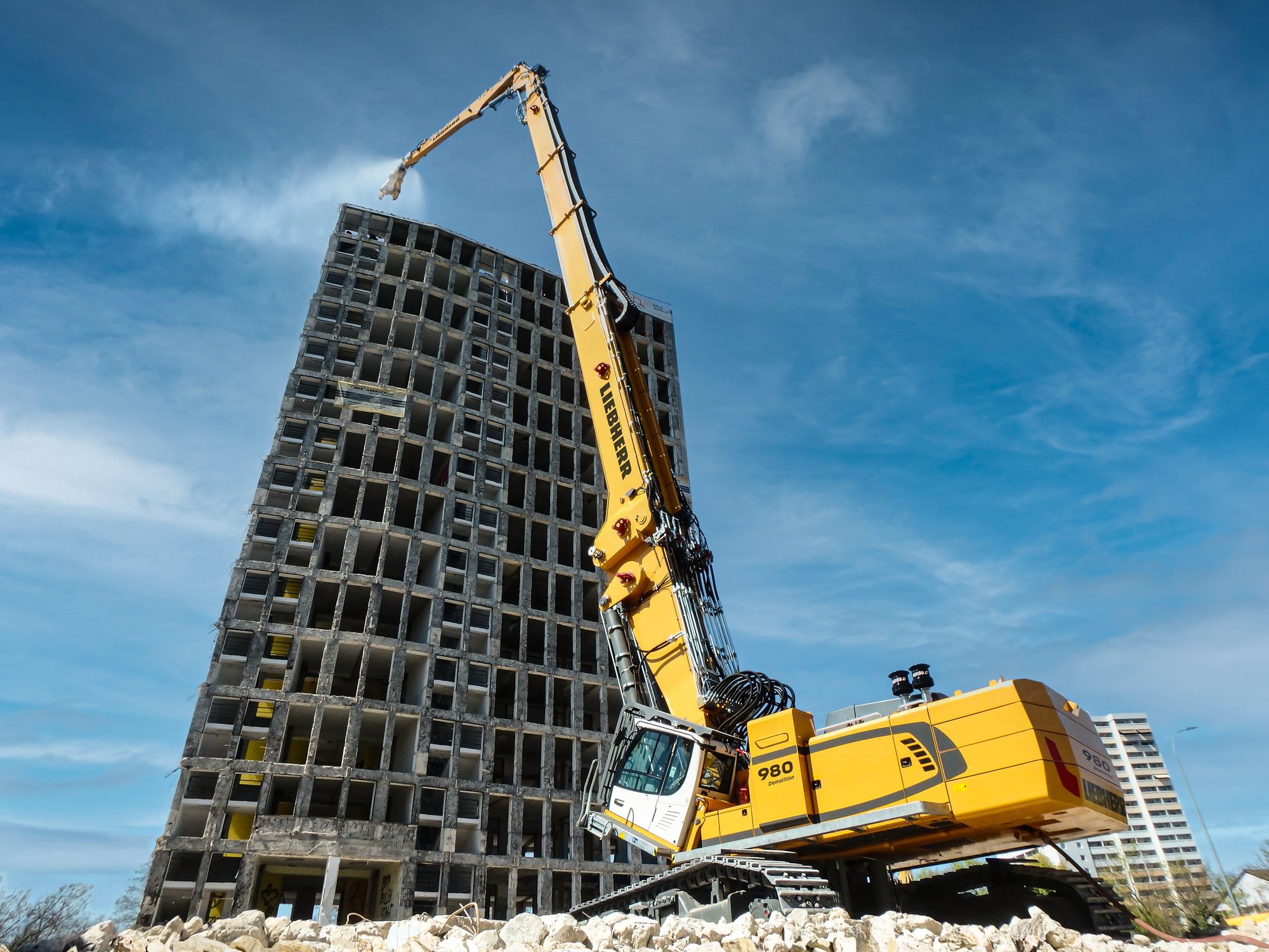 Raupenbagger R 980 Demolition Ein Raupenbagger R 980 Demolition im Einsatz auf der Abbruchbaustelle eines Hochhauses