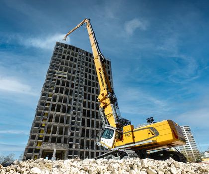 Raupenbagger R 980 Demolition Ein Raupenbagger R 980 Demolition im Einsatz auf der Abbruchbaustelle eines Hochhauses