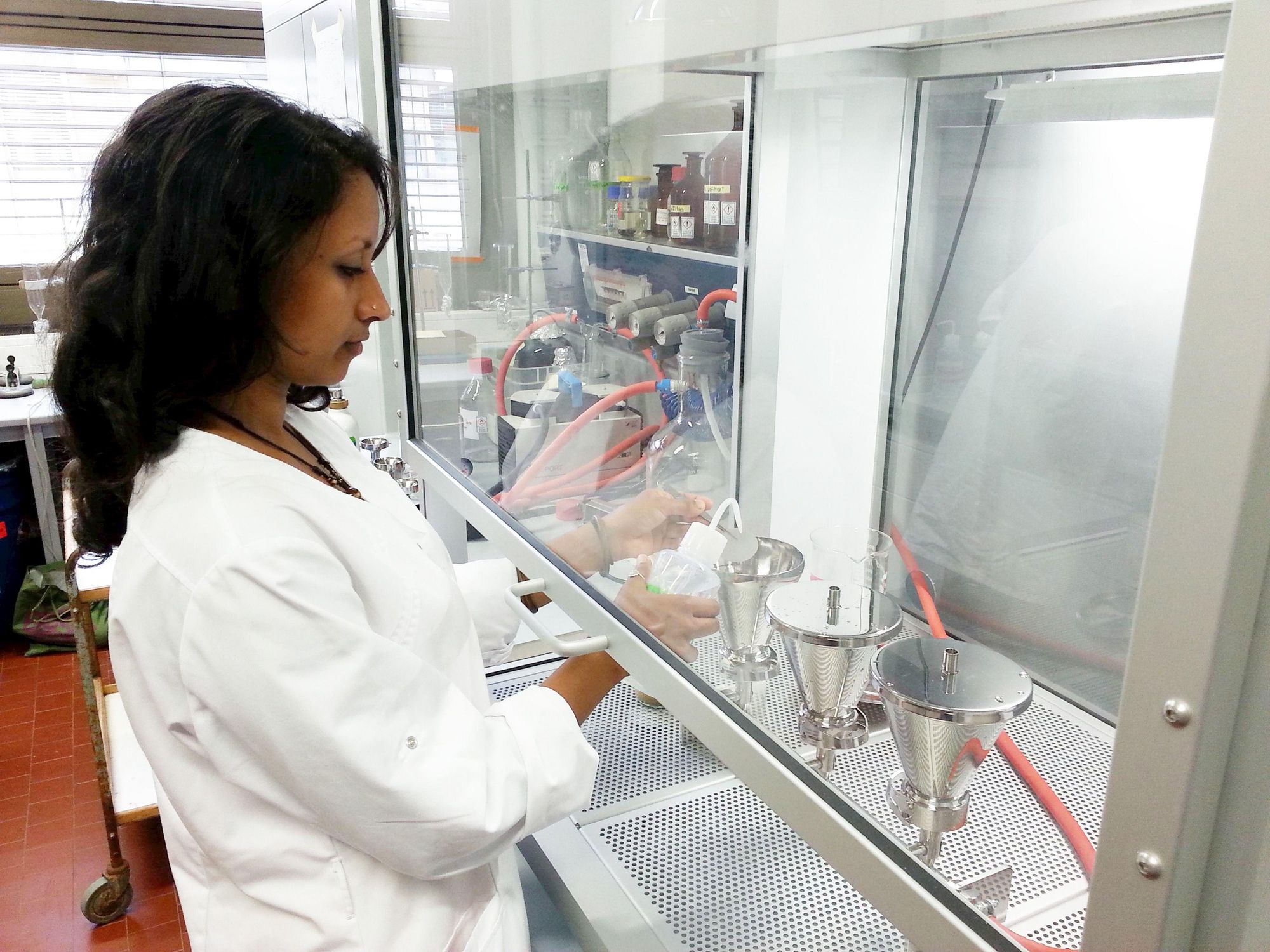 Wissenschaftlerin Sonya R. Moses in einem Labor Wissenschaftlerin Sonya R. Moses