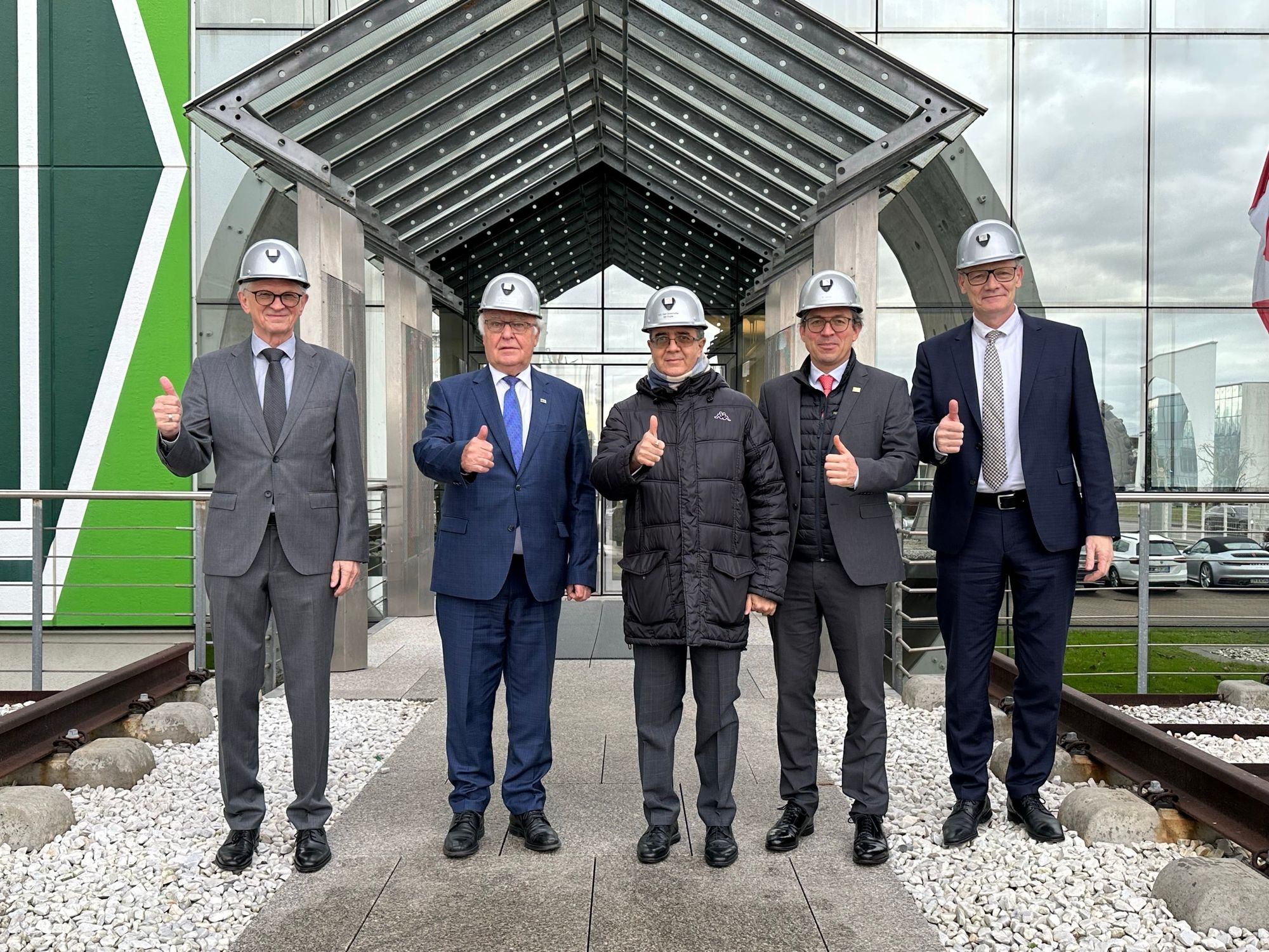 Vertreter Herrenknechts mit dem indischen Botschafter bei der Übergabe der Tunnelbohrmaschine