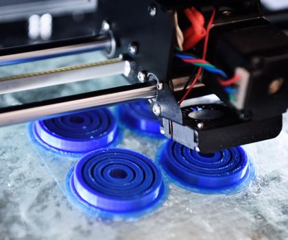 Werkzeuglos verbunden: Klebstofflösungen für komplexe 3D-Druck-Bauteile Werkzeuglos verbunden: Klebstofflösungen für komplexe 3D-Druck-Bauteile