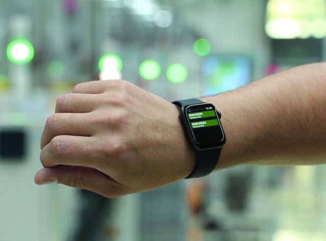 Die App auf der Smartwatch ermöglicht einen schnellen Zugriff auf Produktionsdaten und Benachrichtigungen direkt im Arbeitsablauf. Die App auf der Smartwatch ermöglicht einen schnellen Zugriff auf Produktionsdaten und Benachrichtigungen direkt im Arbeitsablauf.
