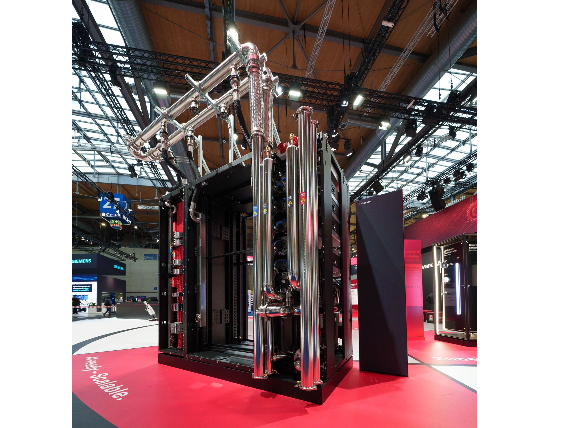 Ein komplettes Rechenzentrums-Modul für KI-Anwendungen, in dem wasserbasierte Kühltechnik, Server-Racks und Stromverteilung eingebaut sind. Ein komplettes Rechenzentrums-Modul für KI-Anwendungen, in dem wasserbasierte Kühltechnik, Server-Racks und Stromverteilung eingebaut sind.