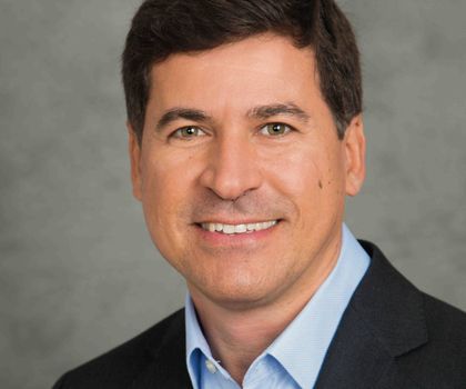 Rogerio dos Santos, Vice President für die Region Europa, Naher Osten, Afrika und Indien (EMEAI) sowie für die globale Strategie im Bereich Zugangstechnik, lächelt in die Kamera