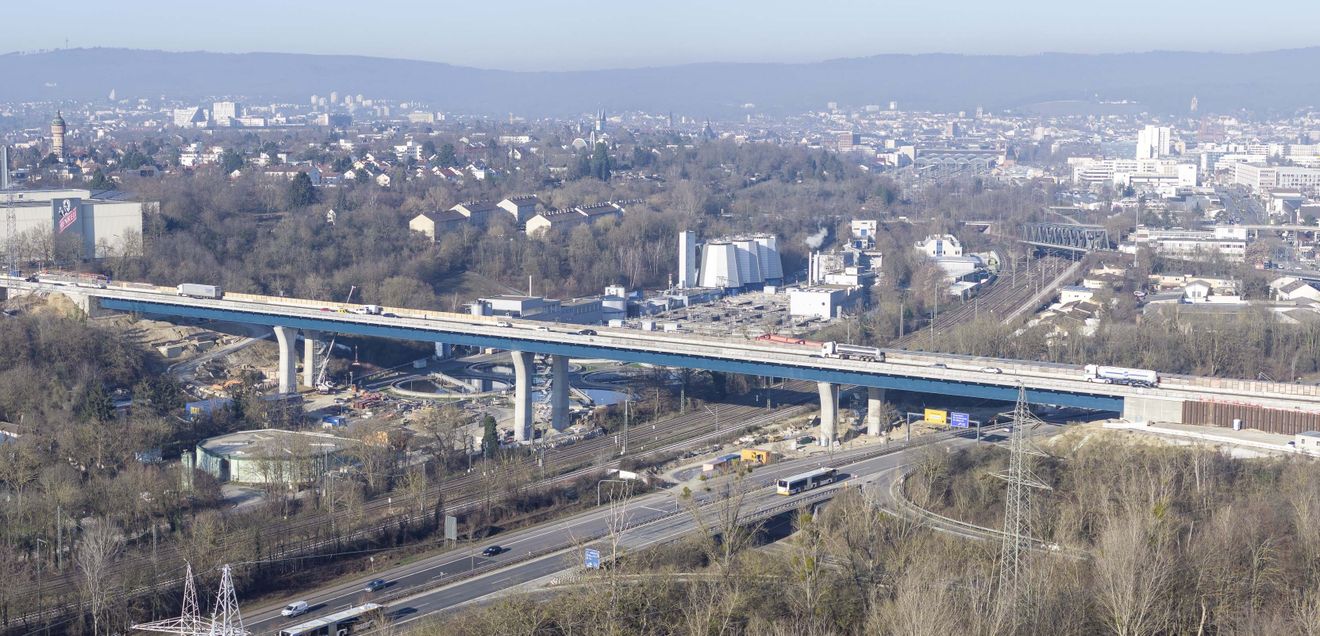 Halbzeit beim Neubau der Salzbachtalbrücke Der Verkehr rollt wieder