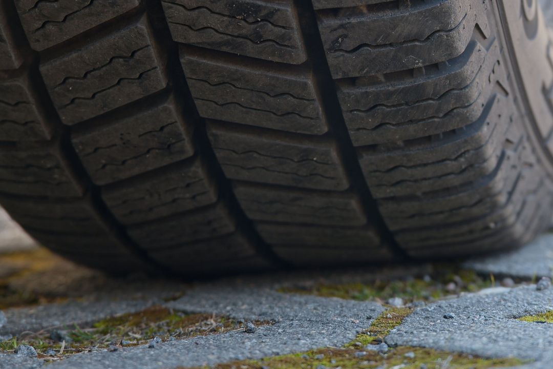 Ein großer Teil von Mikroplastik in der Luft ist auf Reifenabrieb zurückzuführen Autoreifen