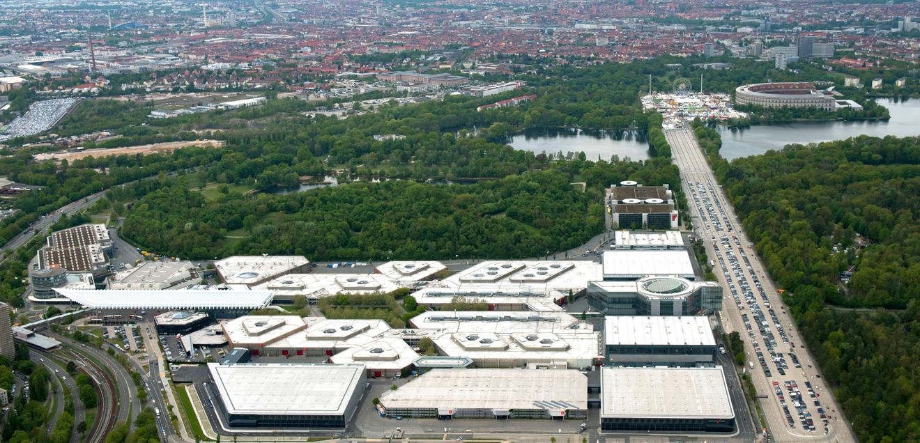 Sarnafil AT Dachbahn als Basis für 21.000 PV-Module auf sieben Hallendächern