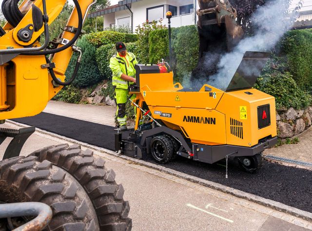 Die neue Ammann Tandemwalze in gelber Lackierung im Einsatz
