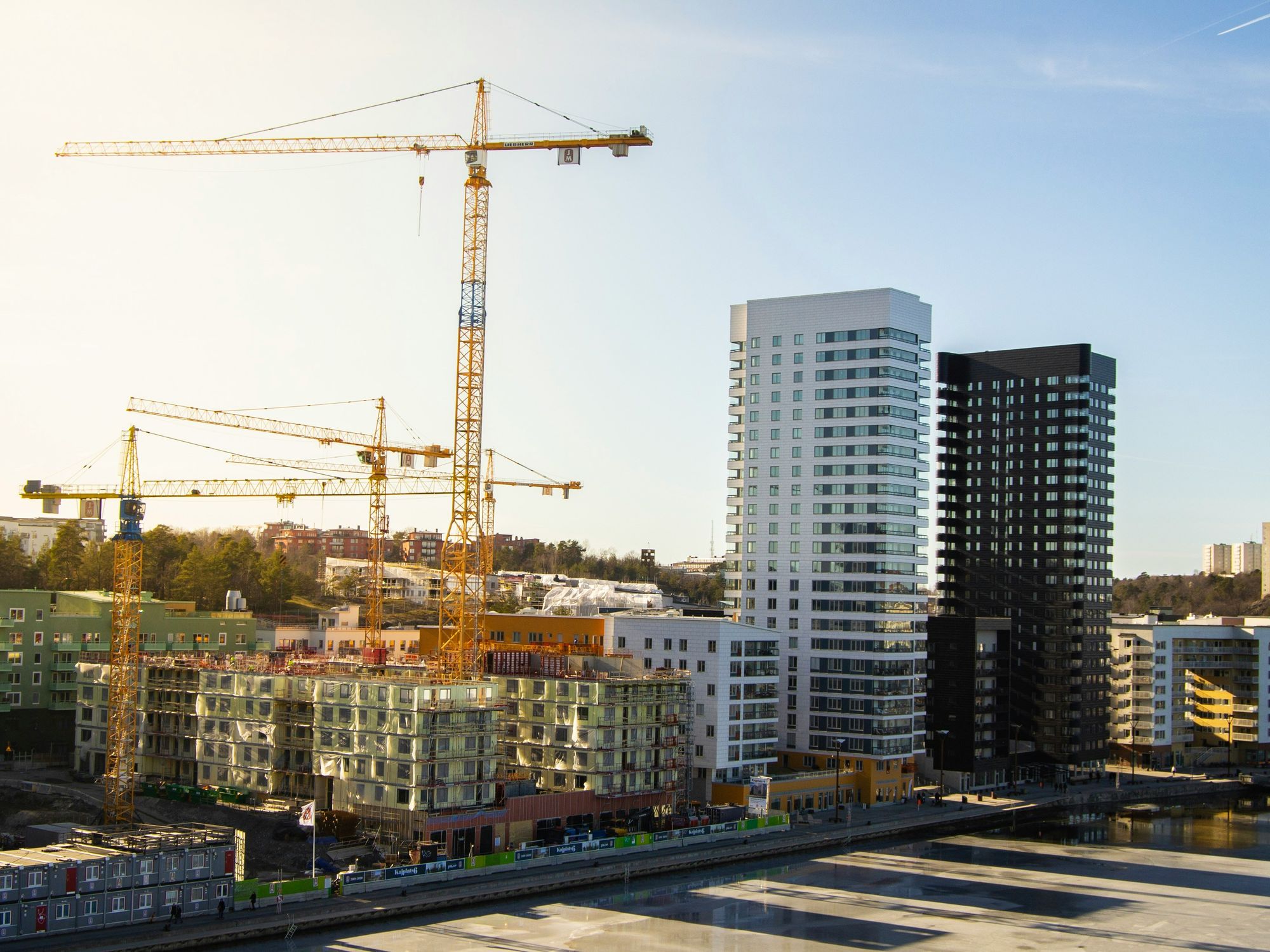 Wohnblock Der Blick auf die Baustelle eines neuen Wohnblocks mit Hochhäusern