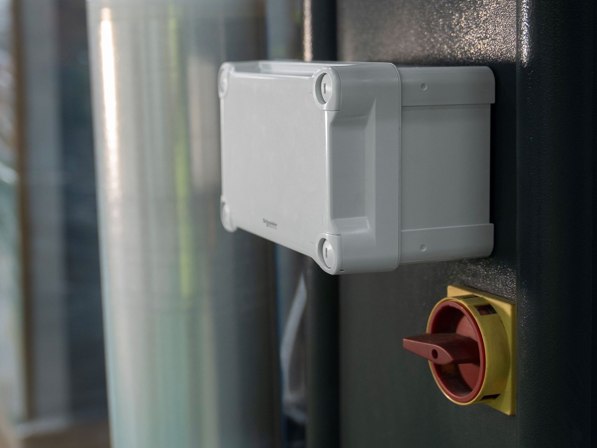 Schneider Electric: Gehäuse aus 45 % recyceltem Material