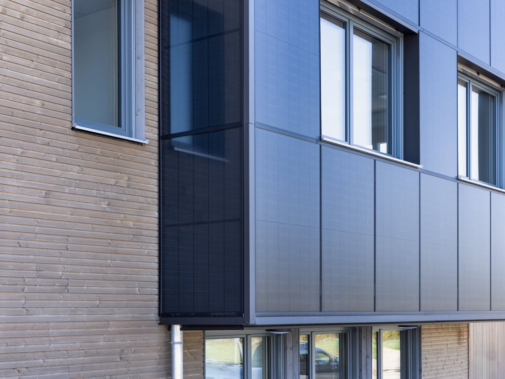 StoVentec Photovoltaics Inlay: Passelemente für eine homogene PV-Fassade StoVentec Photovoltaics Inlay: Passelemente für eine homogene PV-Fassade