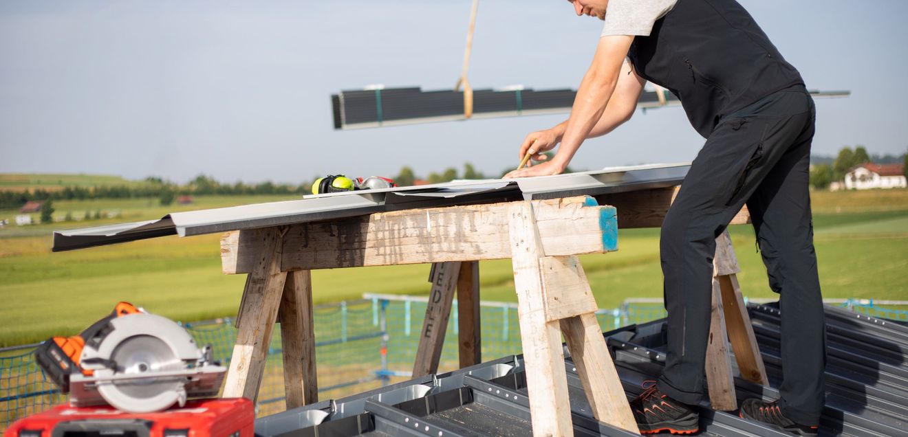 Die passende Arbeitsbekleidung ist besonders bei schweißtreibenden Tätigkeiten unverzichtbar. Die passende Arbeitsbekleidung ist besonders bei schweißtreibenden Tätigkeiten unverzichtbar.
